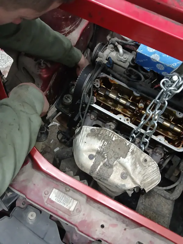 Motor vozila otvoren tokom popravke u radionici