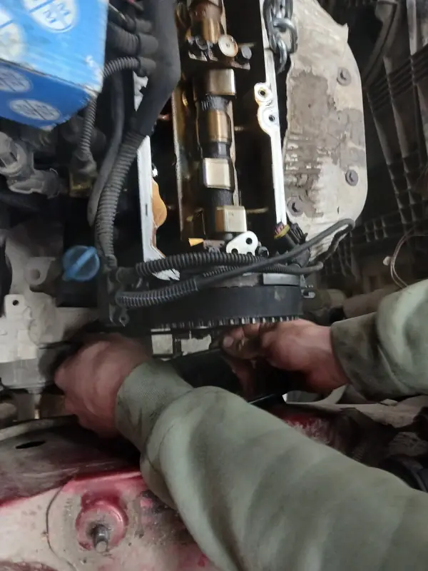Rad na motoru vozila u &scaron;kolskoj radionici