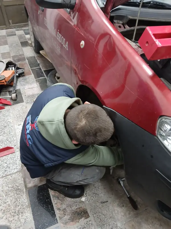 Učenik radi na vešanju i kočnici vozila
