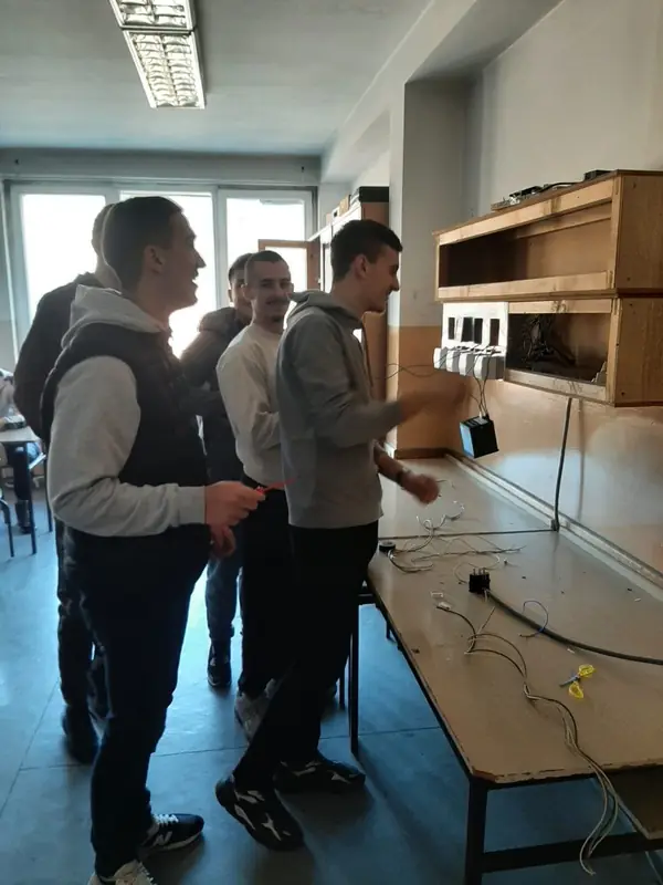Učenici povezuju električnu instalaciju na času praktične nastave