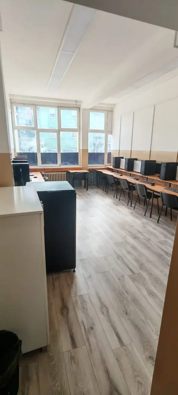 Računarski kabinet, pogled duž radnih mesta