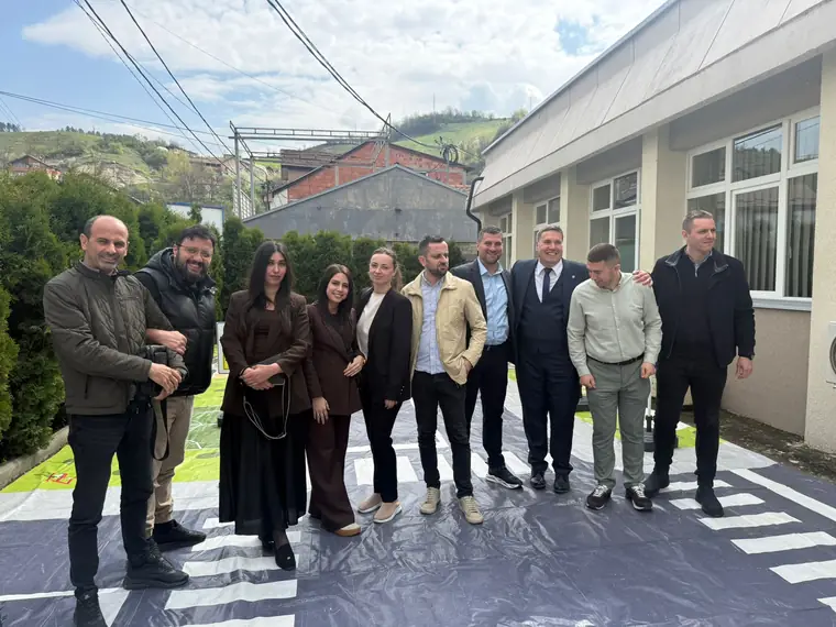Učesnici tribine o bezbednosti dece u saobraćaju ispred škole